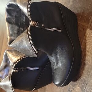 💜 Fly London black boots